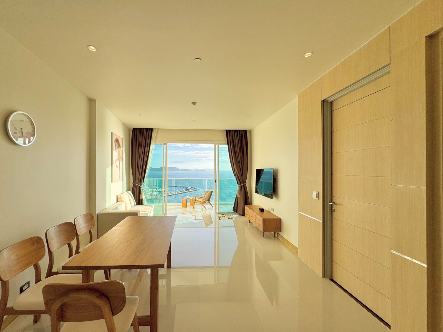 Celine Wongamat – A luxury beachfront condo in the best location, featuring a rooftop infinity pool with stunning Pattaya views. 0% interest for 4 yea