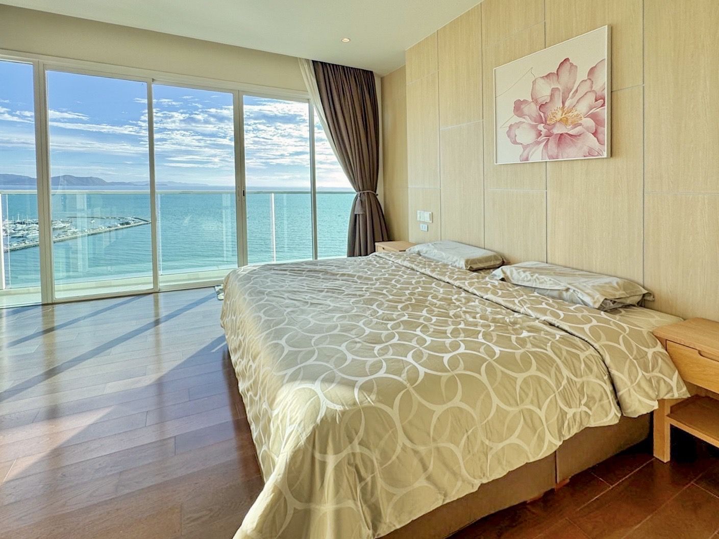 Celine Wongamat – A luxury beachfront condo in the best location, featuring a rooftop infinity pool with stunning Pattaya views. 0% interest for 4 yea - photo 8