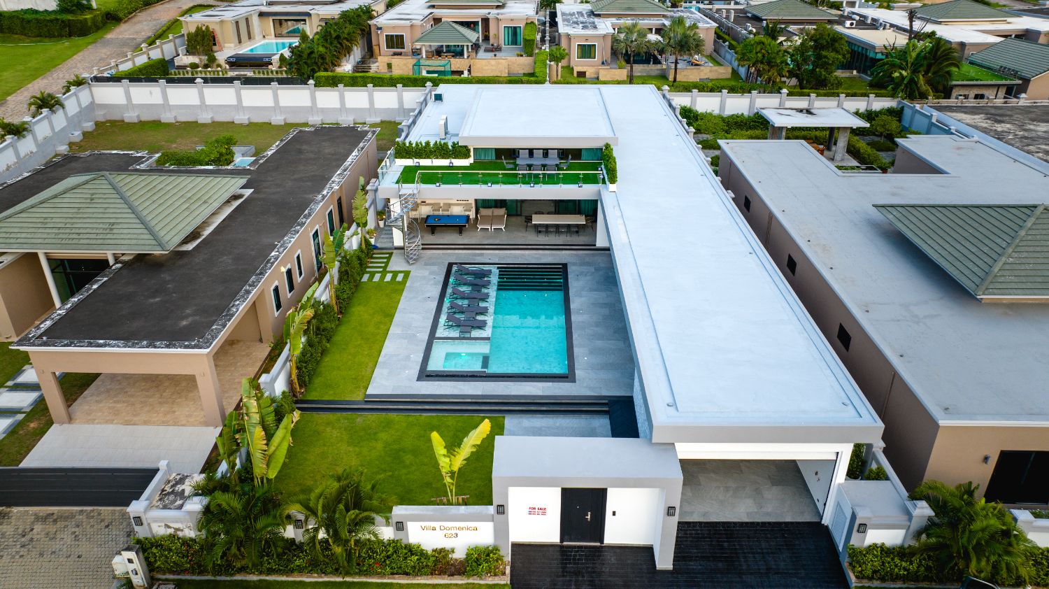 INPAN Pool Villa Pattaya — Luxurious modern European-style pool villa in a prime location in the EEC near Sukhumvit, featuring a private pool.
