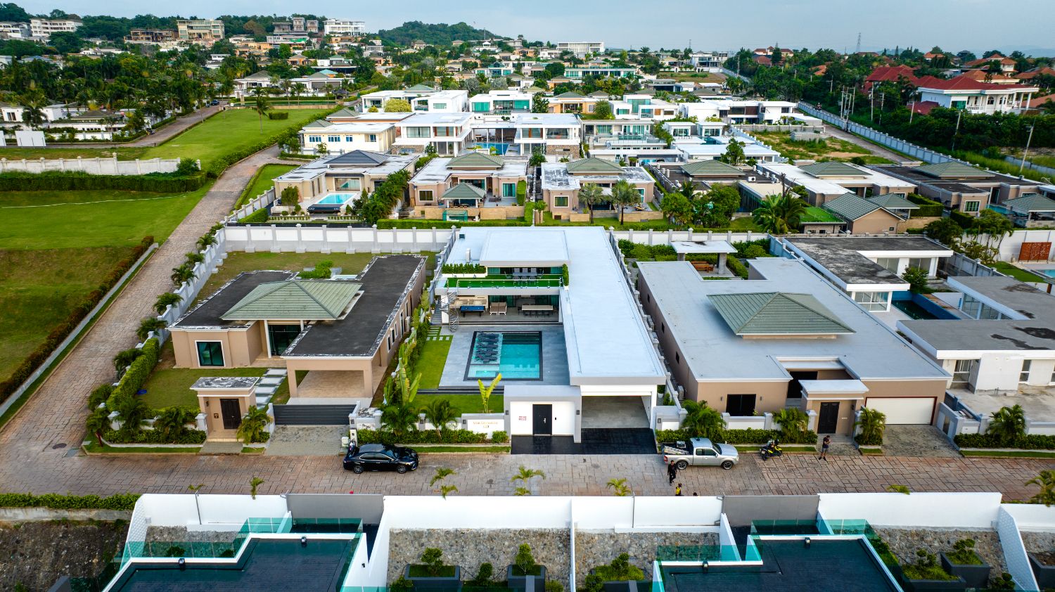 INPAN Pool Villa Pattaya — Luxurious modern European-style pool villa in a prime location in the EEC near Sukhumvit, featuring a private pool. - photo 2