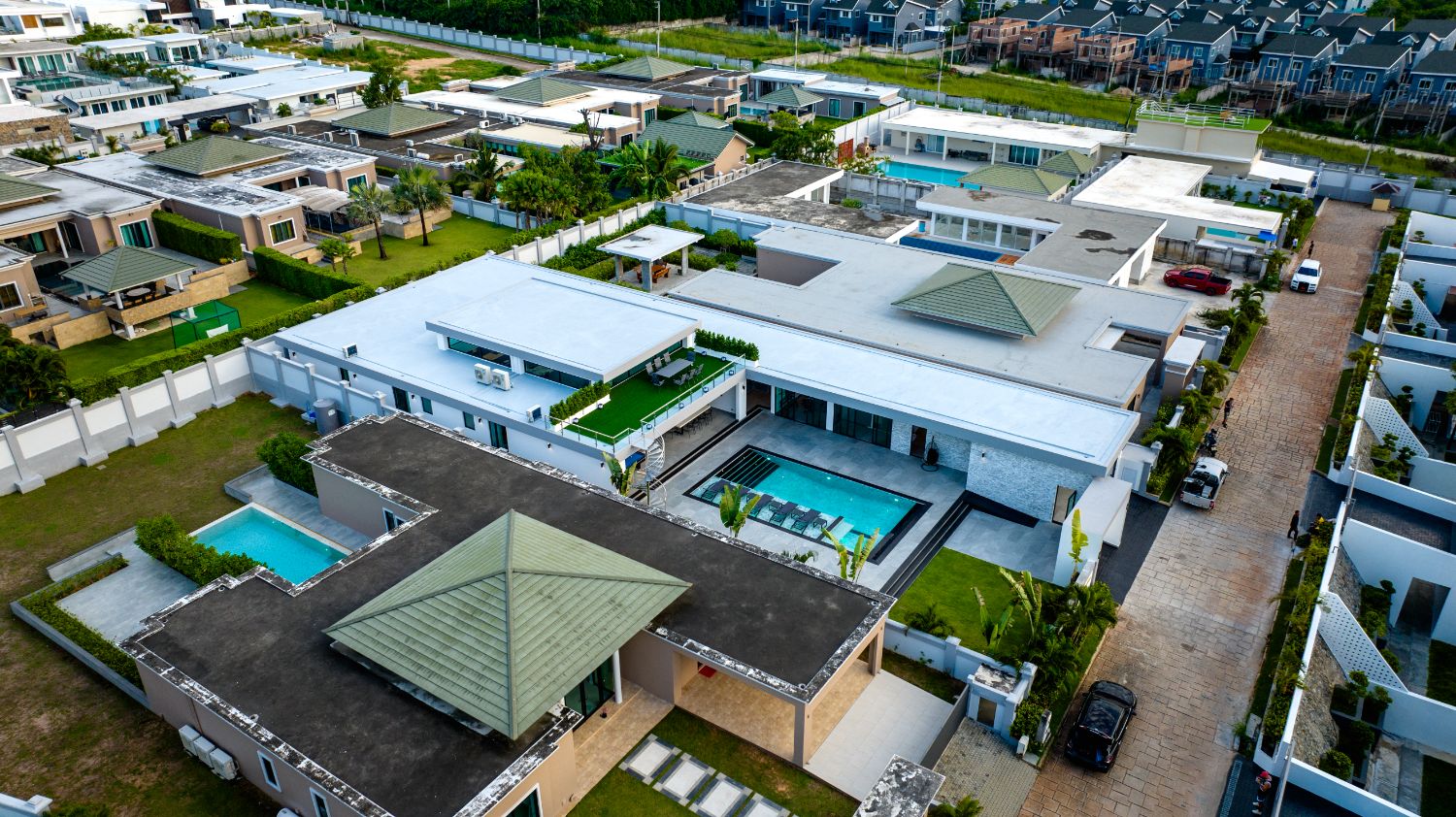 INPAN Pool Villa Pattaya — Luxurious modern European-style pool villa in a prime location in the EEC near Sukhumvit, featuring a private pool. - photo 4