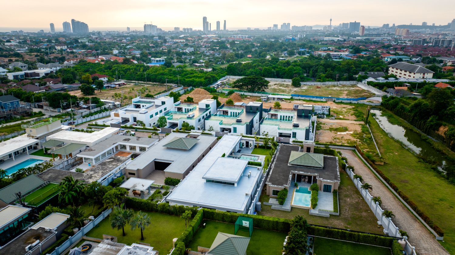 INPAN Pool Villa Pattaya — Luxurious modern European-style pool villa in a prime location in the EEC near Sukhumvit, featuring a private pool. - photo 7