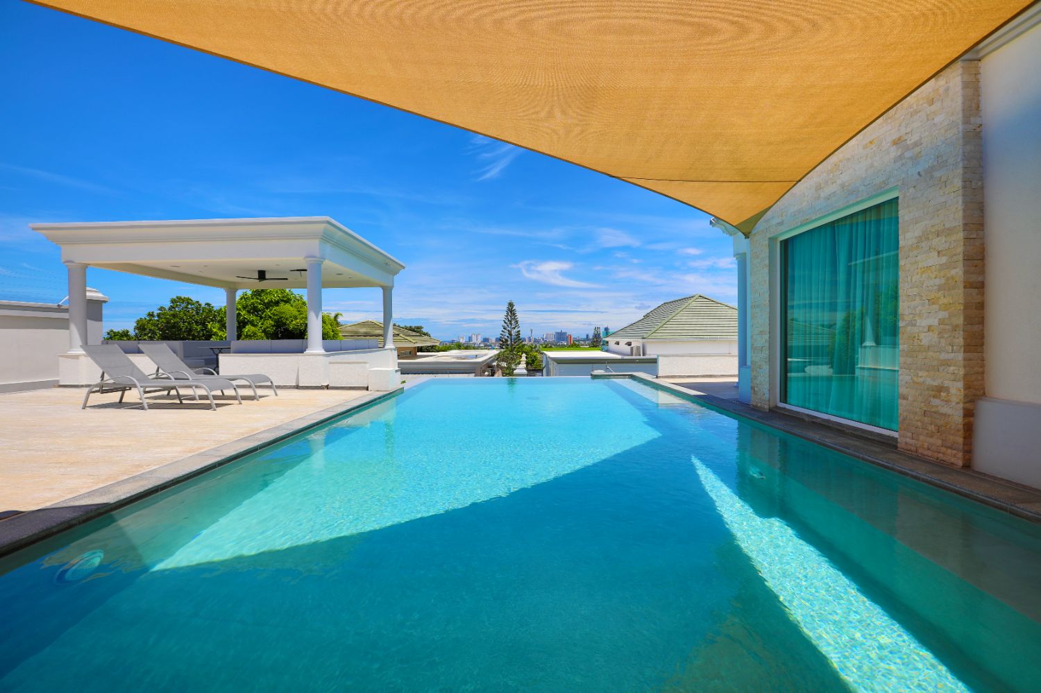 Condo for sale: Dusit Grand Park 1 Pattaya – 2 bedrooms, pool view, large unit, 62 sq m, only 3.85 million baht!”