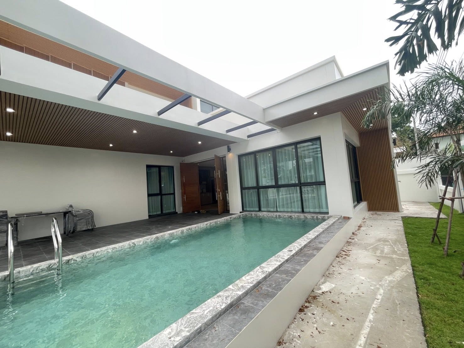 𝐂𝐇𝐀𝐑𝐈𝐍 Luxury villas with private pools, experience a new definition of living in the heart of the city. - photo 2