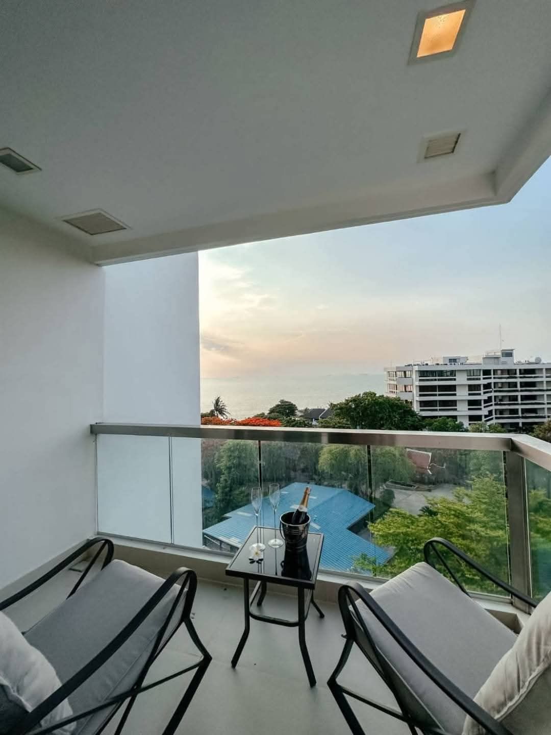 Condo for sale at The Palm Wongamat Beach, Pattaya. Foreigner quota. Sea view rooms starting at just 4.28 million baht. - photo 14